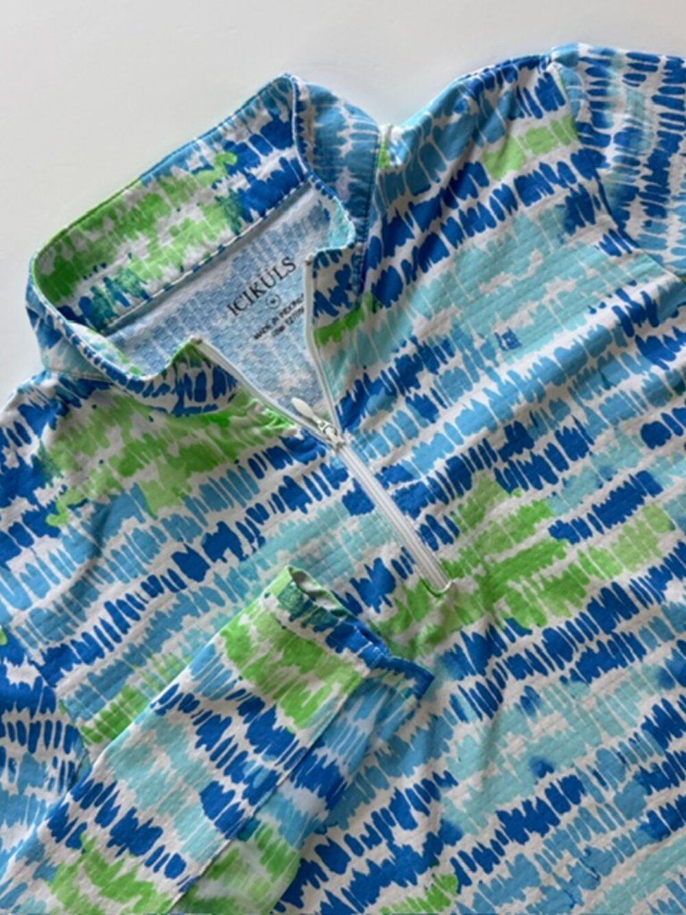 ICIKULS Top Women's Medium Blue Green Purple Print Quarter Zip Shirt UV